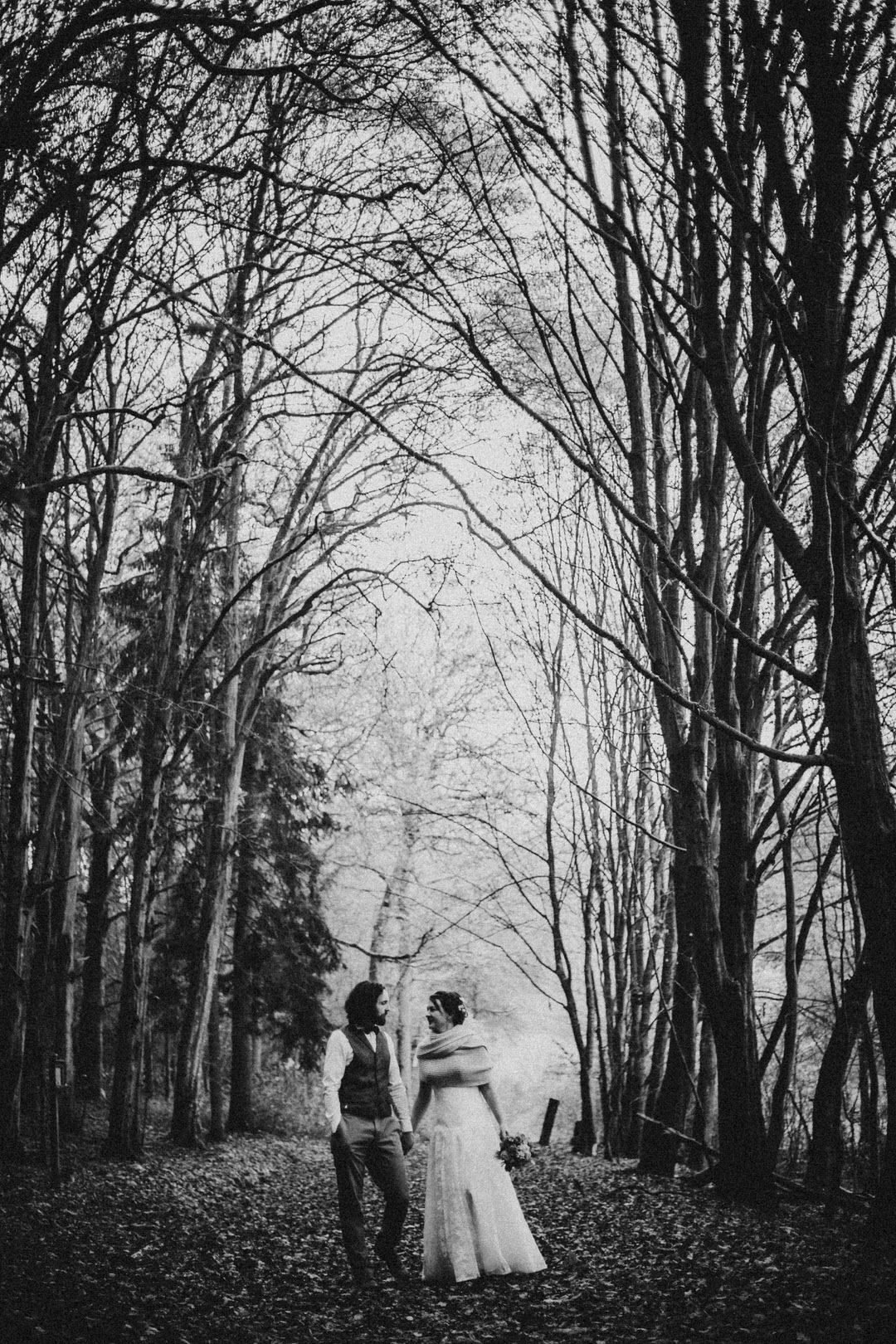Hochzeitsfotograf für eine Winterhochzeit im Vintage-Stil mit Hochzeits-Paarfotos zwischen Wiesbaden und Mainz im schneebedeckten Wald.