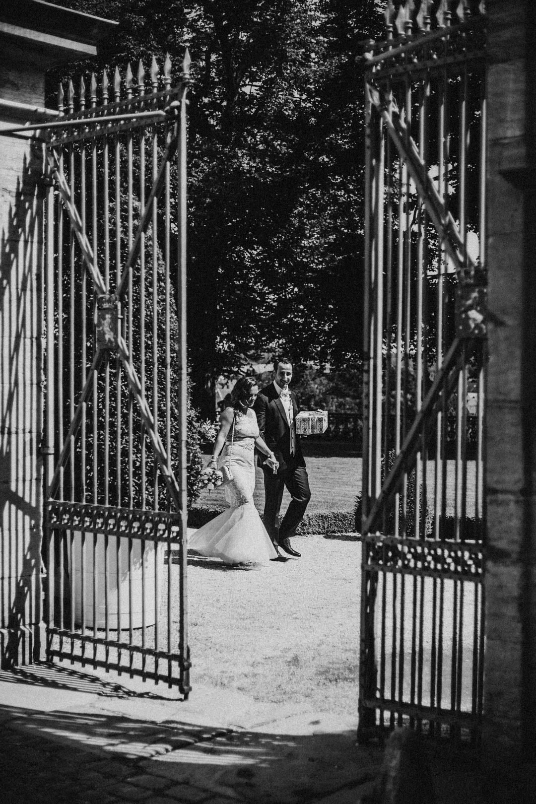 Vintage Hochzeit mit schwangerer Braut im Weilburger Schloss mit Brautpaar-Hochzeitsshooting im Schlossgarten.