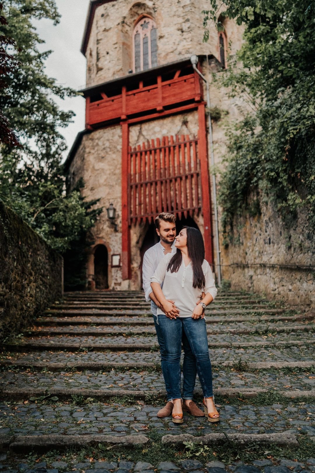 Engagement Paarshooting in romantischem, warmen Sonnenuntergang mit Hochzeitsfotograf und visual Storyteller Jonathan Deis bei dem Schloss Braunfels nahe Gießen und Frankfurt