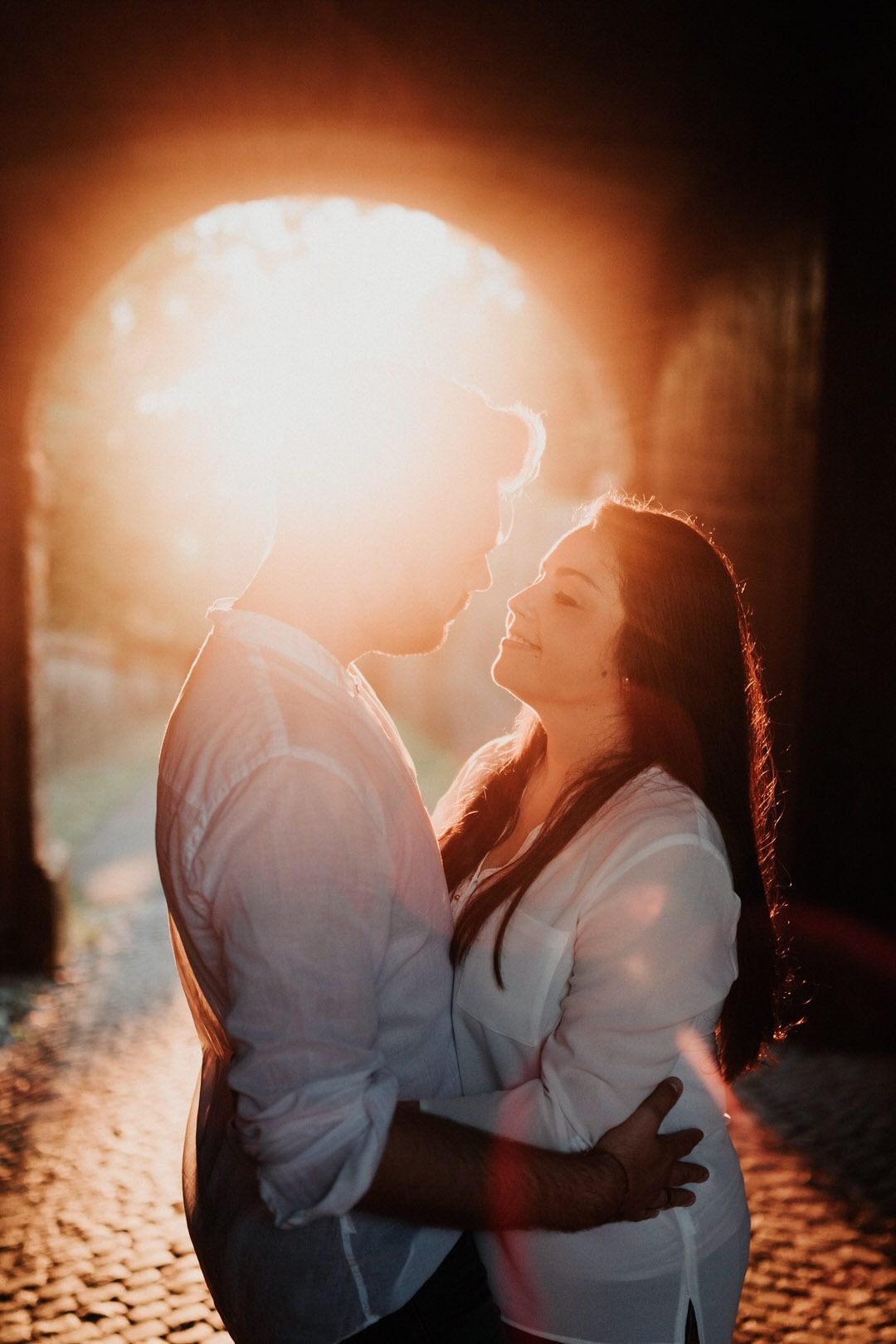Engagement Paarshooting in romantischem, warmen Sonnenuntergang mit Hochzeitsfotograf und visual Storyteller Jonathan Deis bei dem Schloss Braunfels nahe Gießen und Frankfurt