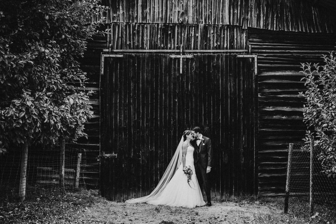 First Kiss Moment beim emotionalen Hochzeitsshooting einer Vintage Hochzeit 