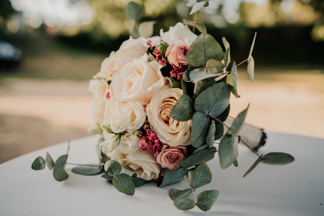 Der Vintage-Brautstrauß bei einer italienischen Hochzeit mit vielen weißen und altrosa-farbenen Rosen
