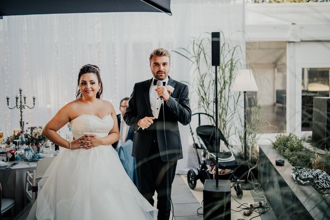Italienisches Brautpaar begrüsst bei der Hochzeitsreportage die Gäste