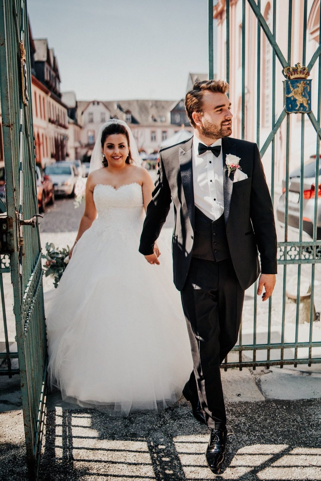 Hochzeitsshooting des italienisch-deutschen Brautpaars in der Barocken Schlossanlage des Schlossgarten in Weilburg im Taunus