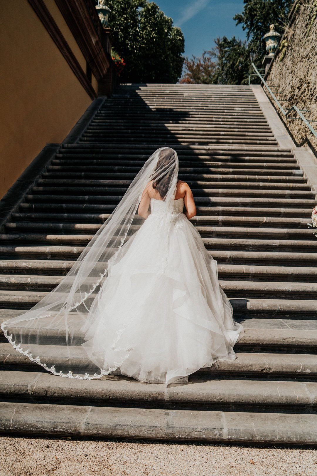 Italienische Vintage-Braut auf dem Weg die Treppe hoch mit Wind im Schleier